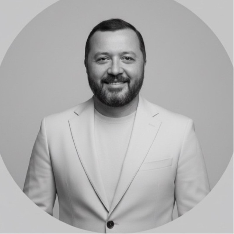 Merhaba, Ben Ercan Yeşersin.

Telekomünikasyon ve bankacılık sektörlerinde Türkiye'nin önde gelen kurumsal yapılarında direktörlük görevleri de dahil olmak üzere 17 yıllık satış ve yönetim deneyimine sahibim. Stratejik iş ortaklıkları ve kurumsal satış yönetimi alanlarında uzmanlaşmış bir profesyonel olarak kariyerimi sürdürüyorum.

Kocaeli Üniversitesi'nde İşletme ve Ekonomi lisans eğitimimin ardından Pazarlama alanında yüksek lisans eğitimimi tamamladım.

Son dönemde yapay zekâyı satış süreçlerine entegre etme konusunda aktif çalışmalar yürütüyorum. Veri odaklı satış stratejileri ile yapay zekâ araçlarını birleştirerek satış performansını ve bayi operasyonlarını dönüştürmeye yönelik projeler geliştiriyorum.

Bu blogda; ekonomi, finans, satış ve pazarlama üzerine sahadan edindiğim bilgi ve deneyimleri sizlerle paylaşıyorum. Amacım, iş dünyasında fark yaratmak isteyen profesyonellere ilham verecek ve işe yarar içerikler üretmek.

🔗 LinkedIn Profilim
📩 İletişim